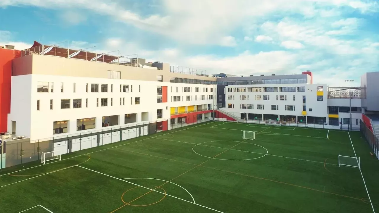 مدارس في قرية جميرا الدائرية