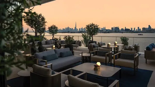البيت في قصر دبي خور دبي هاربور
افتُتح مطعم البيت في قصر دبي كريك هاربور عام ٢٠١٨، ويُقدّم تجربة طعام أنيقة وعصرية في آنٍ واحد. إنه المكان الأمثل لتناول وجبة خفيفة أو استراحة قهوة. تتكامل في ديكور المطعم أعمال خشبية فاخرة وإضاءة هادئة وزخارف عربية تقليدية، مما يخلق أجواءً دافئة ومرحبة. يُقدّم البيت قائمة طعام متنوعة تضم أطباقًا عالمية، بالإضافة إلى تشكيلة واسعة من أشهى المأكولات العربية المُخصصة لشاي الصباح والمساء. كما يُقدّم المطعم خيارات شهية أخرى متنوعة.
إلى جانب المعجنات الطازجة، يُقدّم البيت أطباقًا عربية لذيذة مثل المناقيش والحمص. يُوفّر البيت أجواءً راقية ومريحة في الوقت نفسه، سواءً كنت ترغب في تناول فطور هادئ، أو شاي ما بعد الظهر، أو وجبة خفيفة في منتصف النهار. إنه المكان الأمثل للاستمتاع بالمأكولات التقليدية. هذا المكان مثالي لكل من يرغب بتجربة كرم الضيافة العربية.
أفضل الأطباق
فطور عربي مع خبز مخبوز، حمص، ولبنة.
طبق حلويات من البقلاوة والقطايف.
سلطة سمك السلمون المدخن، سلطة خفيفة ومنعشة.
الموقع: فندق بالاس دبي كريك هاربور
النطاق السعري: من 100 إلى 200 درهم إماراتي للشخص الواحد
المواعيد: من 8 صباحًا إلى 12 منتصف الليل
للتواصل: +971 4 559 8870
10. مطعم ذا ريستورانت في فندق أدريس جراند كريك هاربور
![Address Grand Creek Harbour