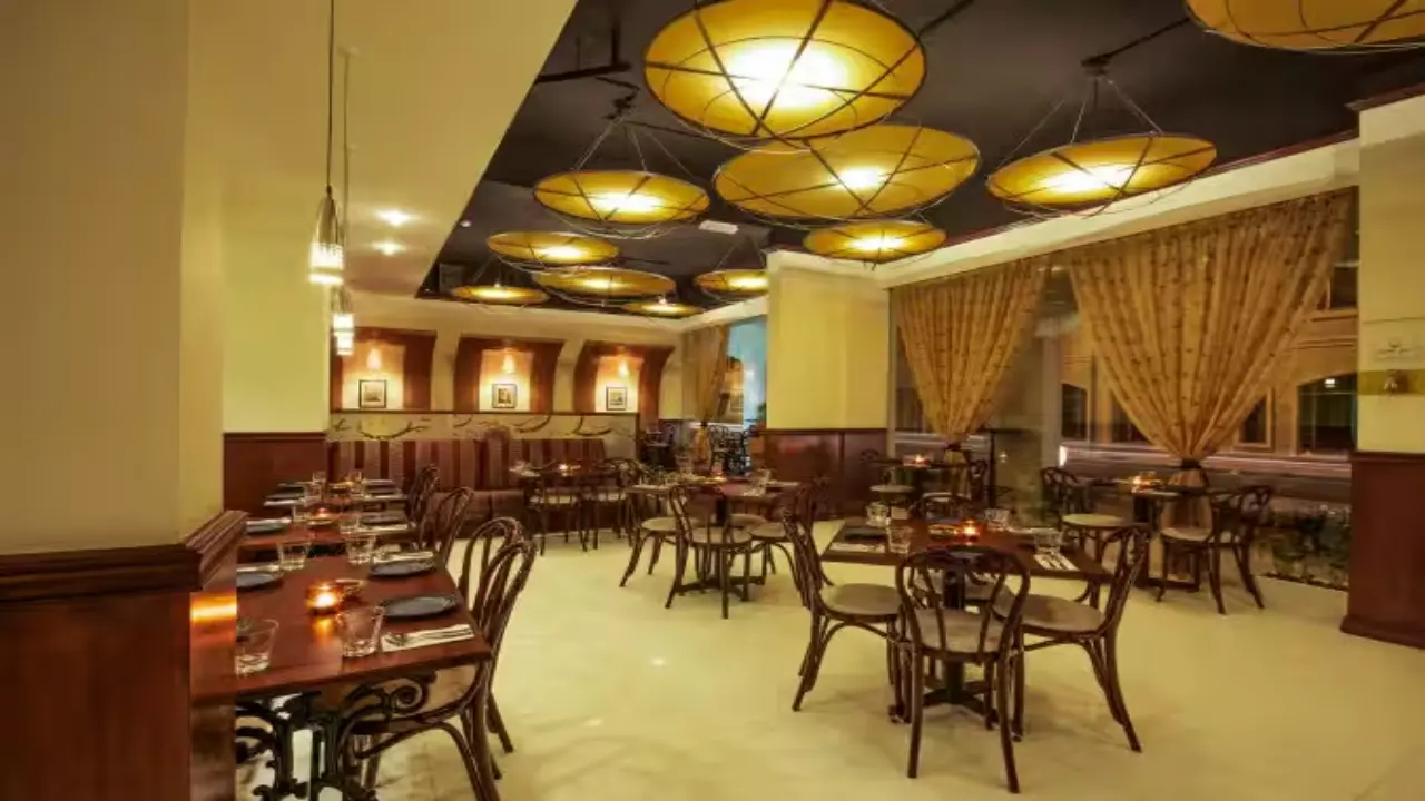 تناول الطعام في سوق التنين