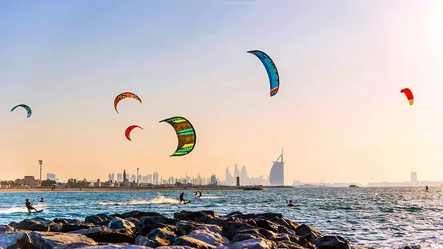 اقفز بالمظلات فوق شاطئ جميرا
