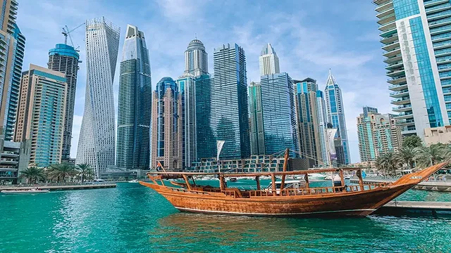 الاستمتاع برحلة الداو البحرية