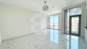 شقة واسعة للبيع في برج ميرا