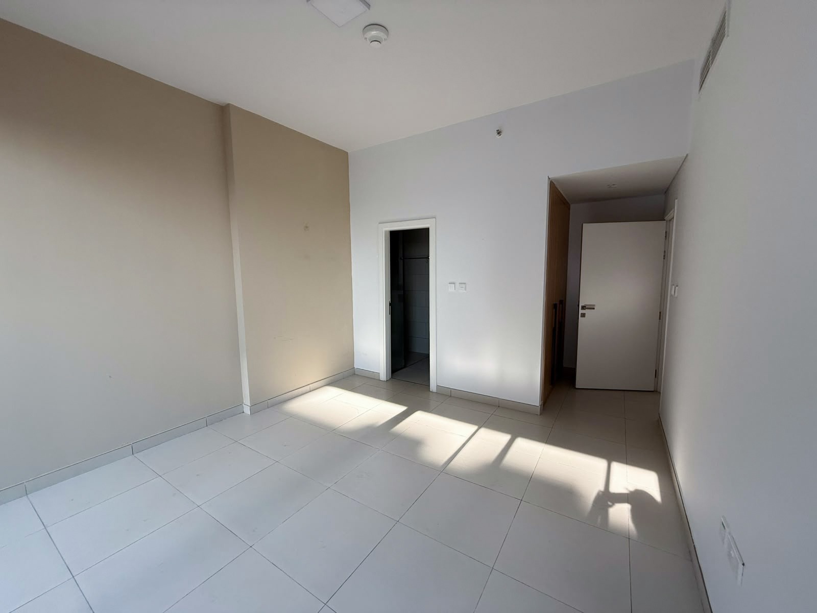 Spacious 2-Bedroom Ready-to-Move-In Apartment for Sale in Ayat Park View, Liwan gallery 11