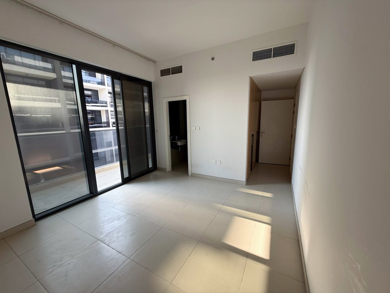 Spacious 2-Bedroom Ready-to-Move-In Apartment for Sale in Ayat Park View, Liwan gallery 10