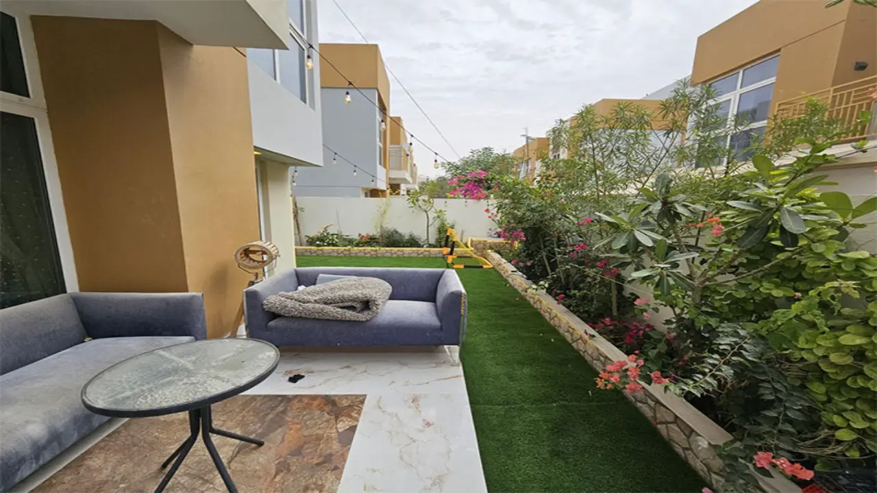 Угловой таунхаус с 3 спальнями и улучшенной планировкой на продажу в Avencia, Damac Hills 2 галерея 2