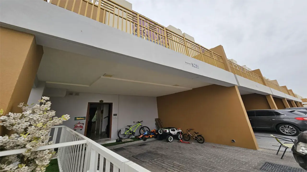 Угловой таунхаус с 3 спальнями и улучшенной планировкой на продажу в Avencia, Damac Hills 2 галерея 7