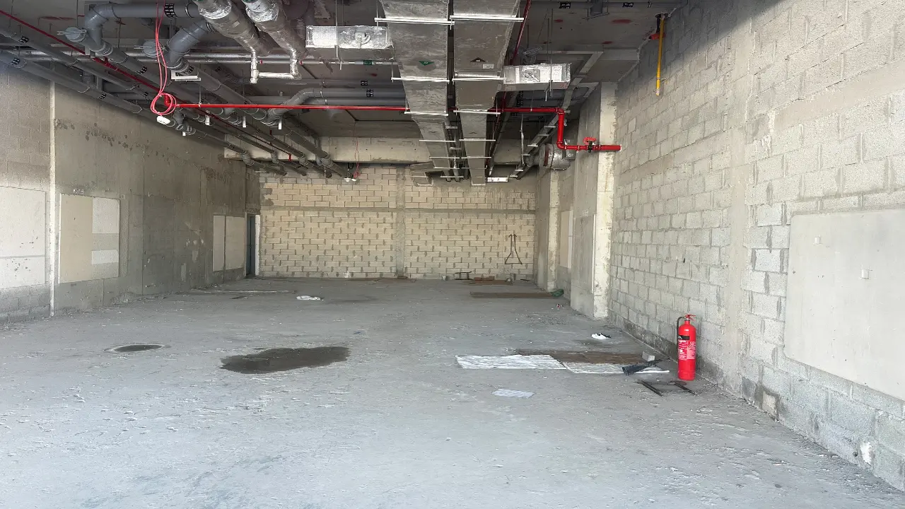 متجر واسع مطل على البحيرة للبيع في عزيزي ريفييرا 3، ميدان ون معرض 3