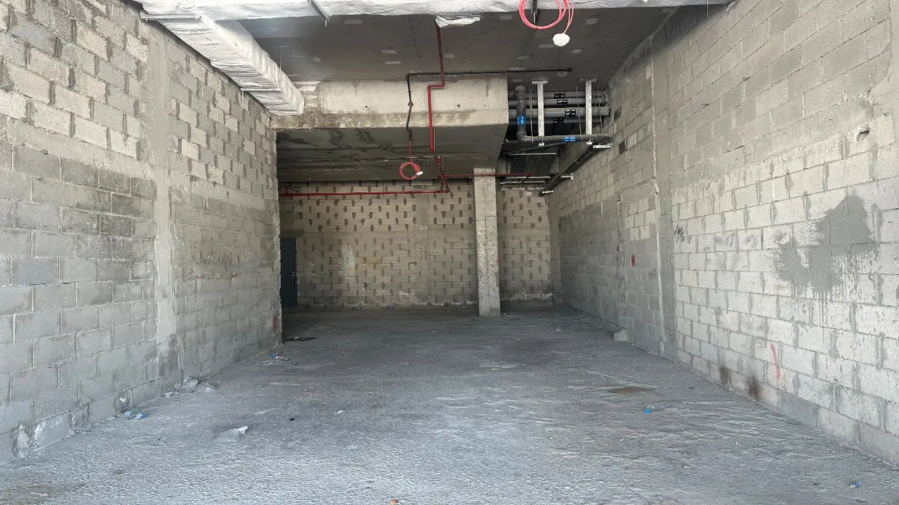 متجر واسع مطل على البحيرة للبيع في عزيزي ريفييرا 3، ميدان ون معرض 5