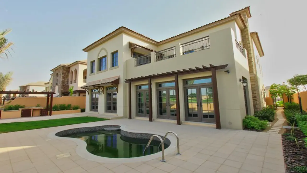 فيلا للإيجار مكونة من 5 غرف نوم مطلة على ملعب الجولف في فليم تري ريدج، جميرا جولف إستيتس معرض 1