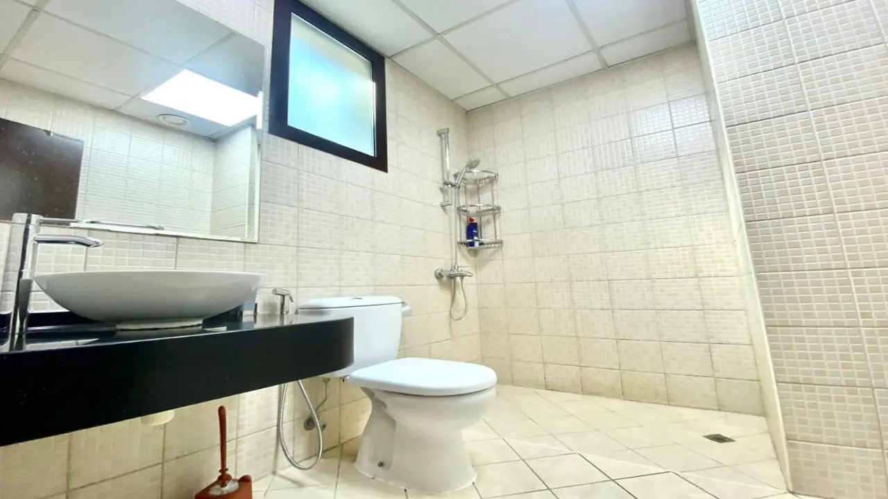 تاون هاوس مُجدد بالكامل بأربع غرف نوم للإيجار في مجمع لا ريفييرا العقاري، بلوك د، منطقة قرية جميرا الدائرية ١٠ معرض 1