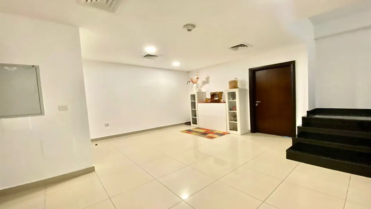 تاون هاوس مُجدد بالكامل بأربع غرف نوم للإيجار في مجمع لا ريفييرا العقاري، بلوك د، منطقة قرية جميرا الدائرية ١٠ معرض 9