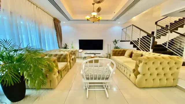 تاون هاوس مُجدد بالكامل بأربع غرف نوم للإيجار في مجمع لا ريفييرا العقاري، بلوك د، منطقة قرية جميرا الدائرية ١٠
