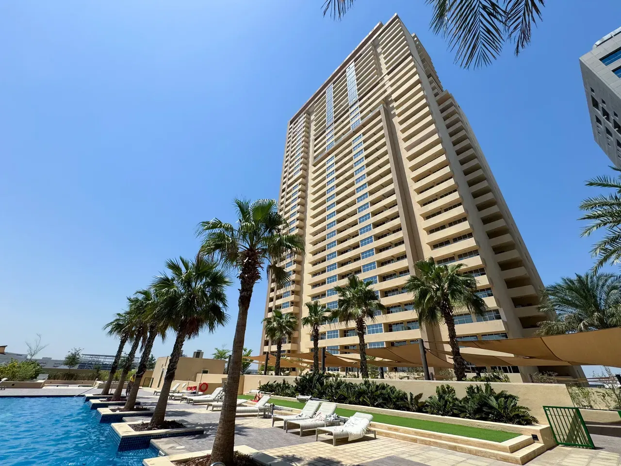 Меблированная 2-комнатная квартира на верхнем этаже на продажу в Галии, район JVC 18 галерея 1