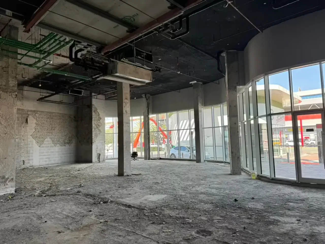 محل تجاري شاغر للإيجار في موتور سيتي مع مساحة تراس معرض 4
