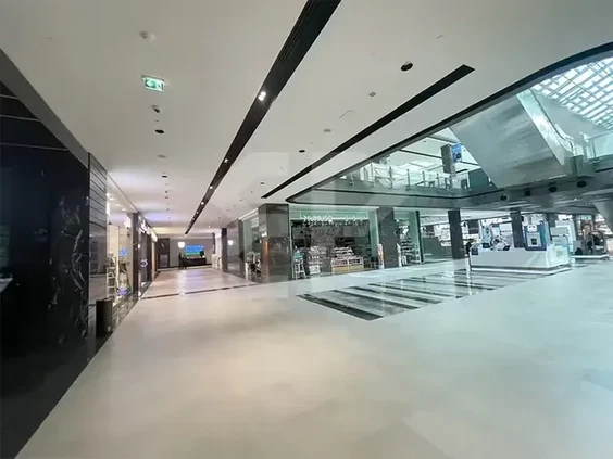 متجر بيع بالتجزئة ضخم في أفينيو مول، ند الشبا