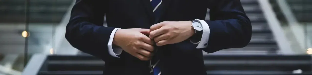 Мужчина стоит в пальто