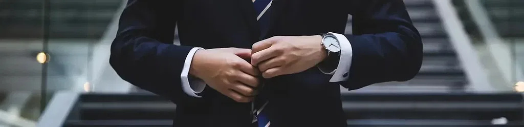رجل يقف في معطف